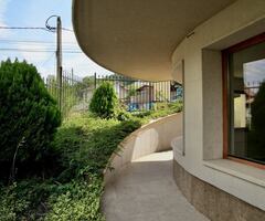 Продава се просторно и светло студио