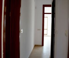 Продава се просторен апартамент в жилищна сграда - 2