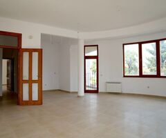 Продава се просторен апартамент в жилищна сграда - 3