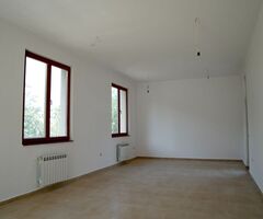 Продава се просторен апартамент в жилищна сграда - 4