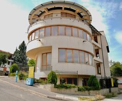 Продава се просторен апартамент с панорамна гледка към Витоша и София