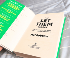 Книга "Let them Theory" -  Mel Robbins - 2
